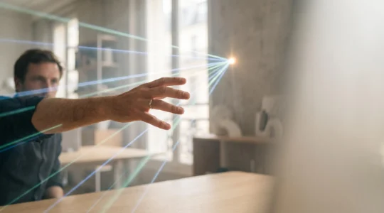 Illustration symbolique d'un faisceau de lumière convergent représentant le décodage de l'intention cachée derrière une recherche Google